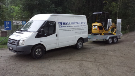 Ford Transit und Bagger